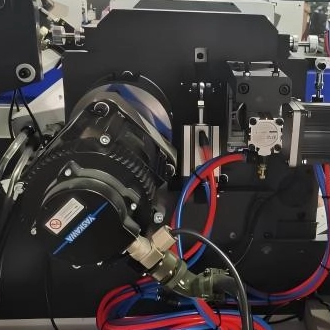 Estudio de caso de éxito: Máquina de impresión flexográfica de dos torres y 8 colores RTRY-320 personalizada para la producción de etiquetas de alta precisión